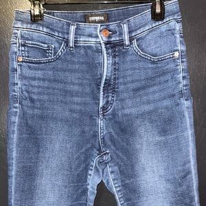 Express skinny high rise super soft jeans. Sz 6 regular.